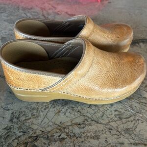 Dansko honey clogs size 40 women’s